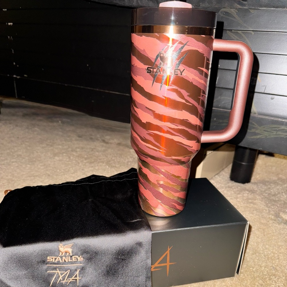 Tyla x Stanley 40 ounce Limited Edition tiger stripe ombré tumbler NIB